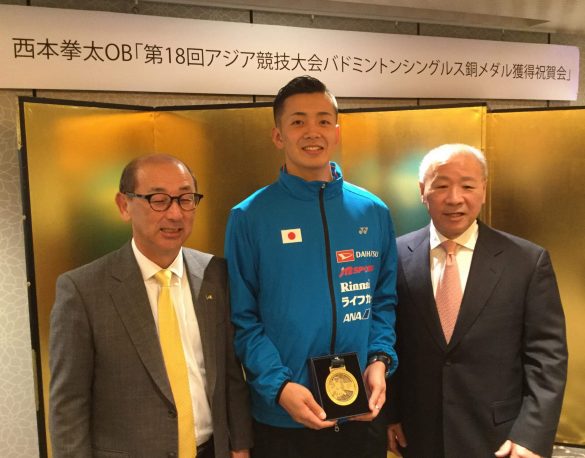左から、ヨネックス㈱会長の米山勉氏、西本拳太選手、坂本聖二さん